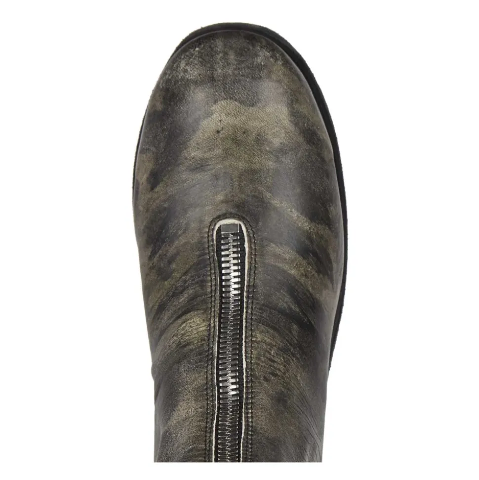 Boot with front zip