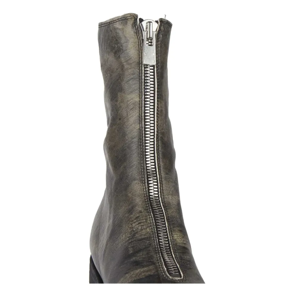 Boot with front zip