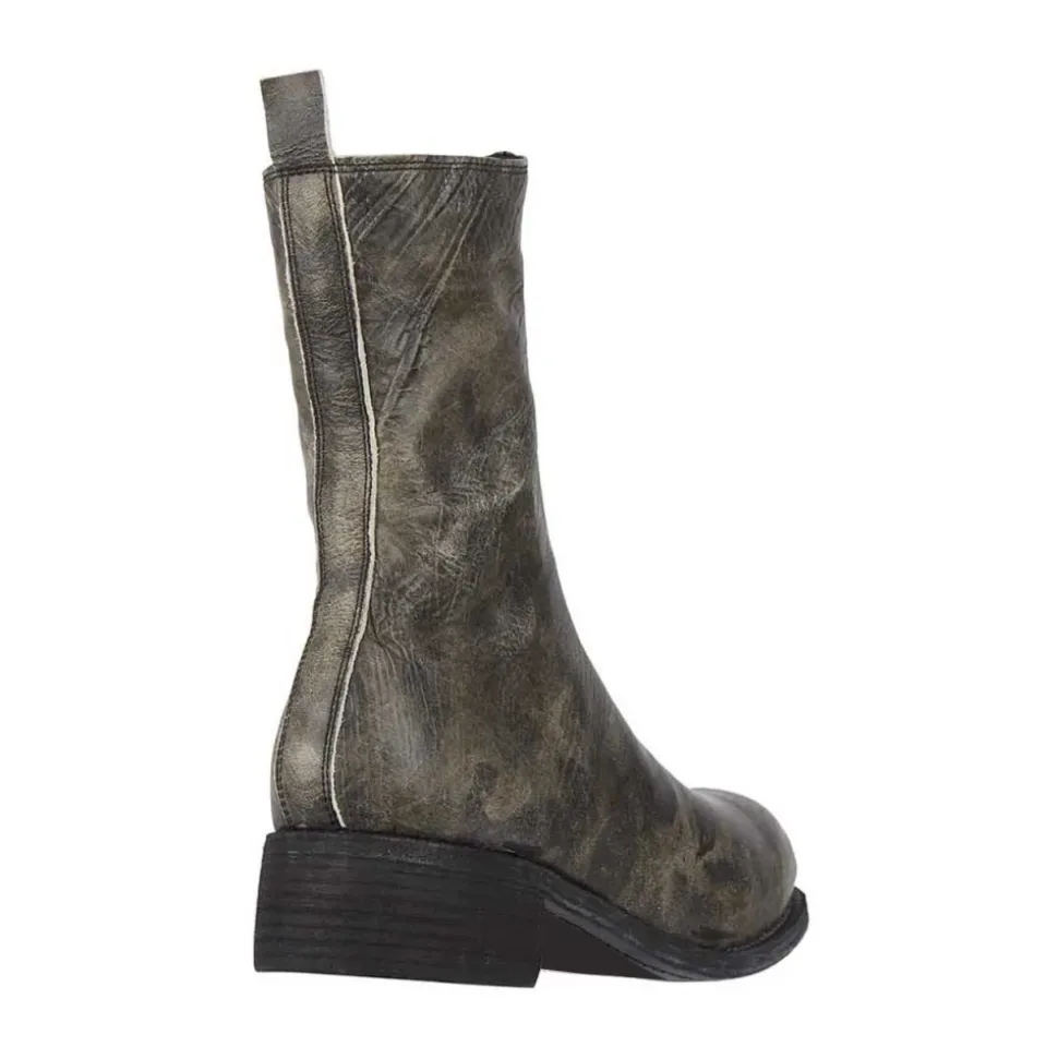 Boot with front zip