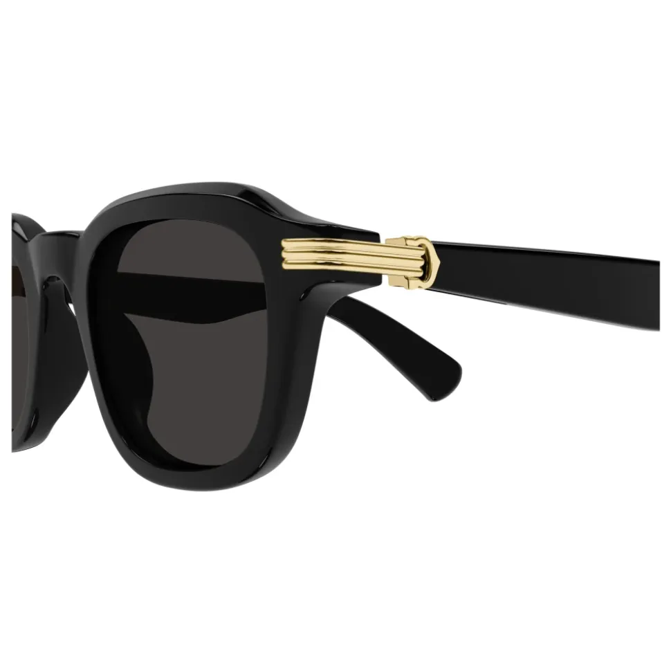 Elegant Sunglasses with Metal Detail