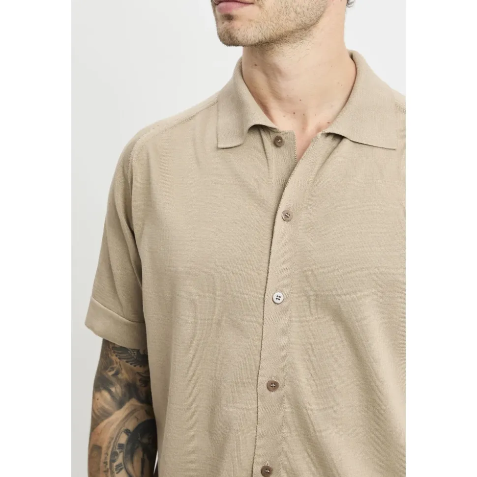 L'overshirt a manica corta
