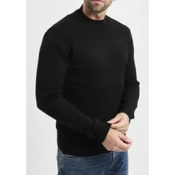 Maglia girocollo a coste in lana vergine