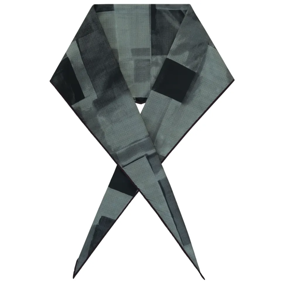 Scarf with Pointed Profile