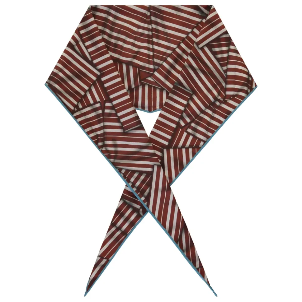 Scarf with pointed profile