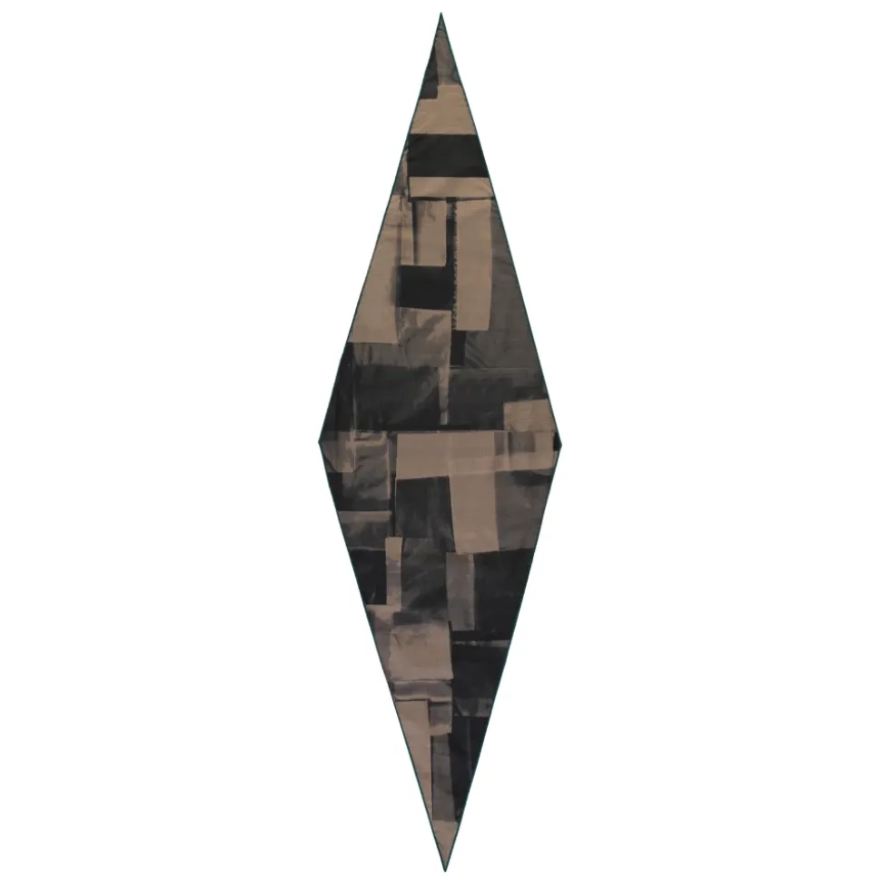 Scarf with pointed profile