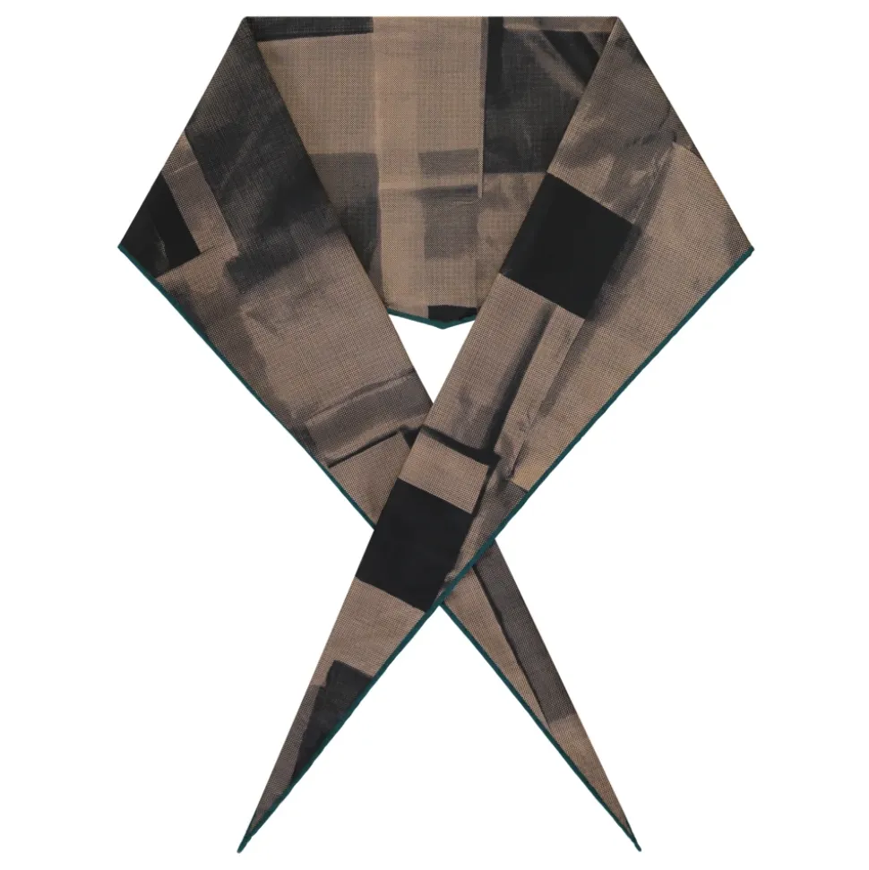 Scarf with pointed profile
