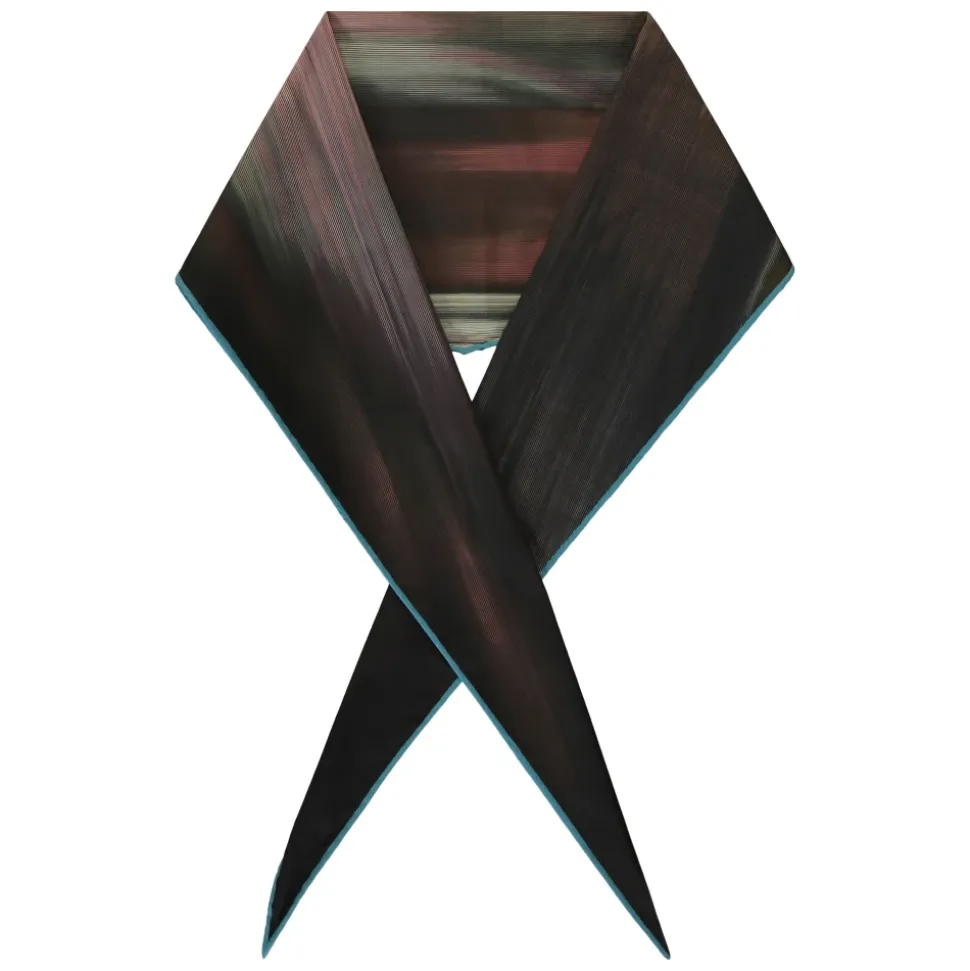 Scarf with pointed profile