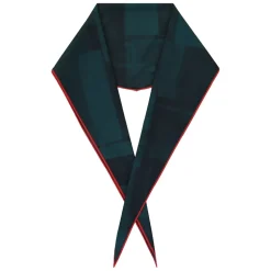 Scarf with pointed profile