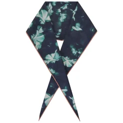 Scarf with pointed profile
