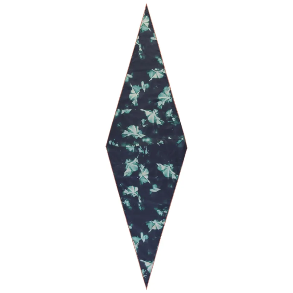 Scarf with pointed profile