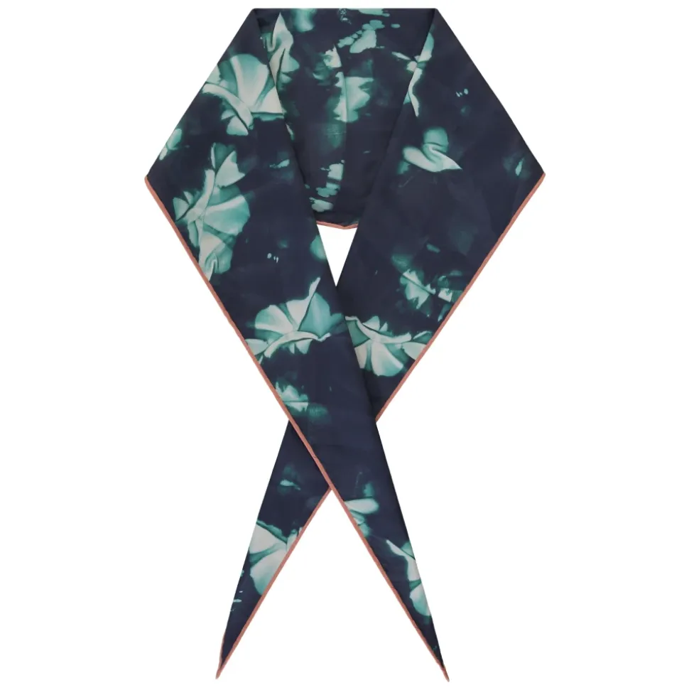 Scarf with pointed profile