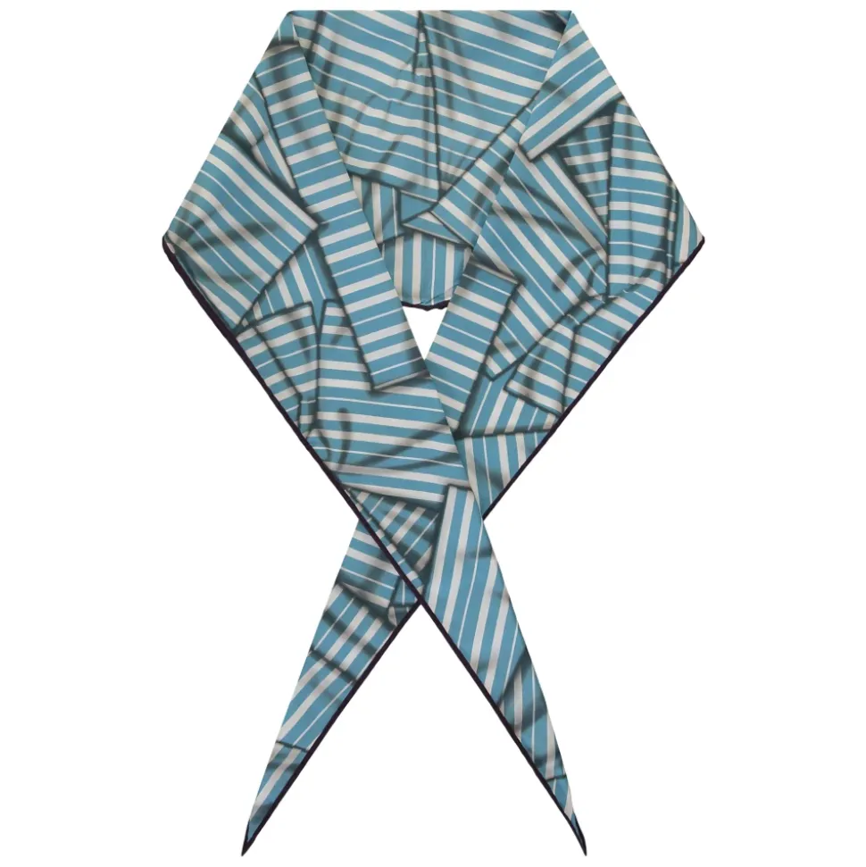 Scarf with pointed profile