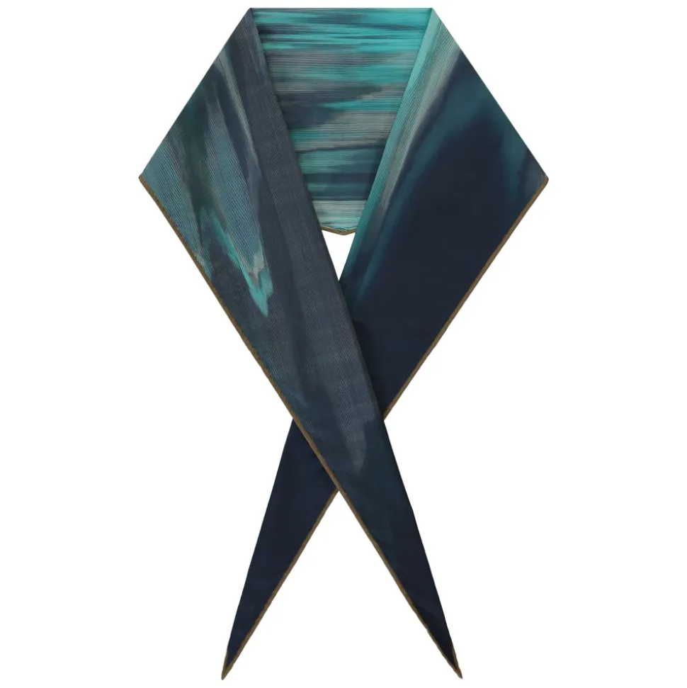 Scarf with pointed profile