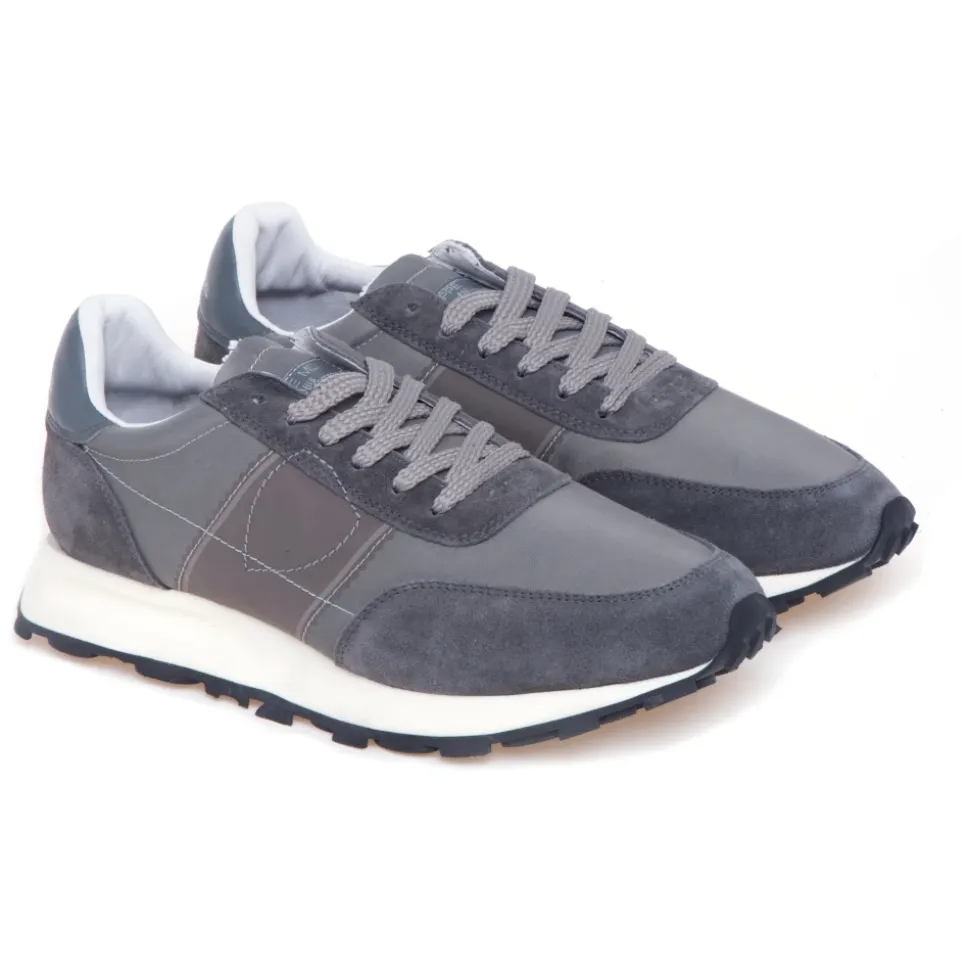 Tour Sneaker