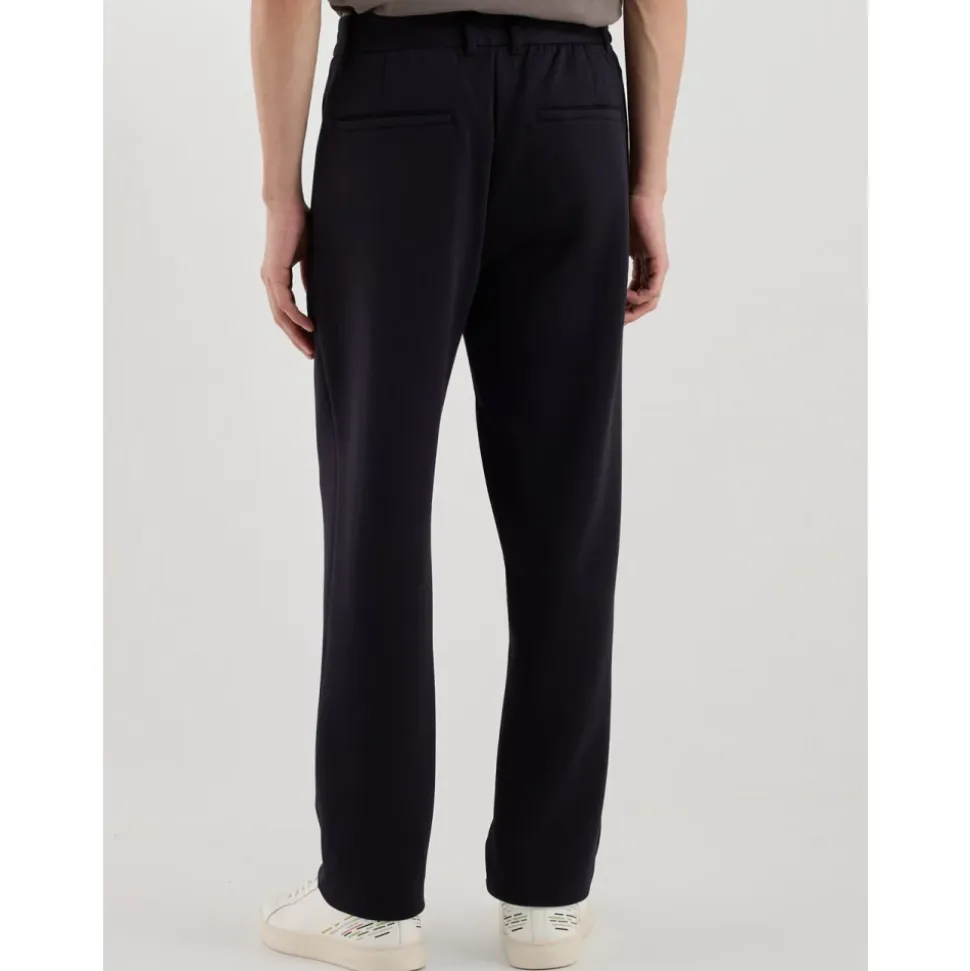 Trousers with zip pockets
