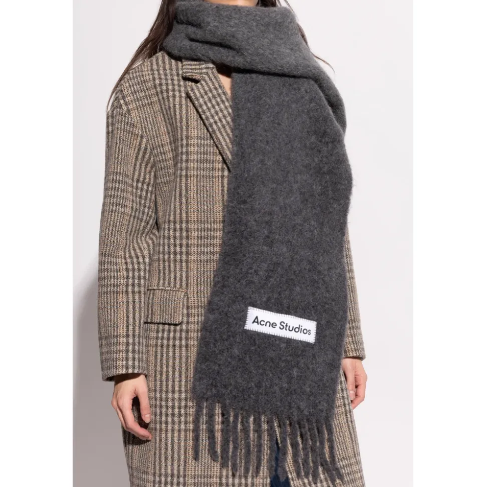 Two-tone wool scarf