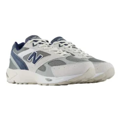U880 Sneakers