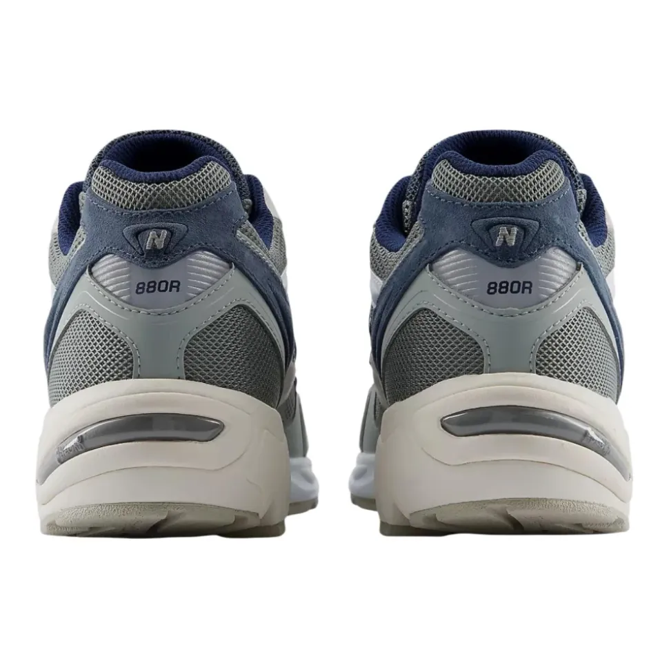U880 Sneakers